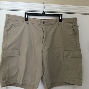 Men’s Dockers Smart 360 tech. Size 46. Cargo style khaki shorts.